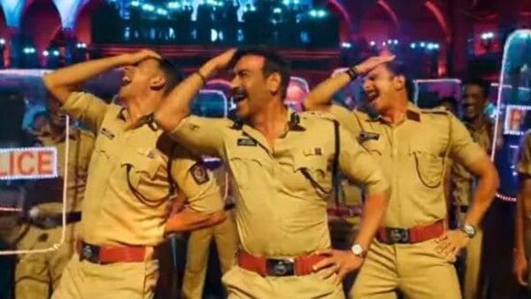 'আইলা রে আইলা' গানের ভিডিয়োতে অক্ষয়, অজয় এবং রণবীর। (ছবি সৌজন্যে - হিন্দুস্তান টাইমস) 'আইলা রে আইলা' গানের ভিডিয়োতে অক্ষয়, অজয় এবং রণবীর। (ছবি সৌজন্যে - হিন্দুস্তান টাইমস)
