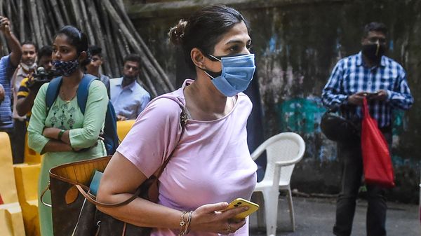 এনসিবির দফতরে পূজা দাদলানি (PTI) এনসিবির দফতরে পূজা দাদলানি (PTI)