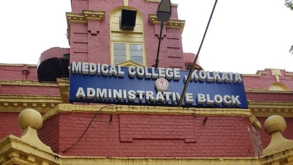 কলকাতা মেডিকেলে ধুন্ধুমার, ছোড়া হল বোতল, চলল ‘গুলি’, আটক কয়েকজন। (ছবিটি প্রতীকী) কলকাতা মেডিকেলে ধুন্ধুমার, ছোড়া হল বোতল, চলল ‘গুলি’, আটক কয়েকজন। (ছবিটি প্রতীকী)