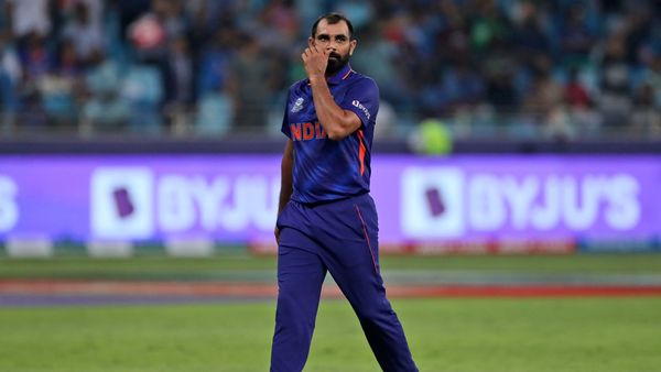 পাকিস্তান ম্যাচে টানা তিনটি বাউন্ডারি খাওয়ার পর শামি। (ছবি সৌজন্য পিটিআই) পাকিস্তান ম্যাচে টানা তিনটি বাউন্ডারি খাওয়ার পর শামি। (ছবি সৌজন্য পিটিআই)