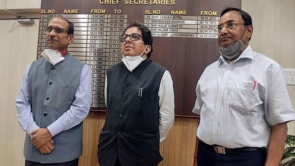 আলাপন বন্দ্যোপাধ্যায়। (মাঝে)। (ফাইল ছবি, সৌজন্য এএনআই) আলাপন বন্দ্যোপাধ্যায়। (মাঝে)। (ফাইল ছবি, সৌজন্য এএনআই)