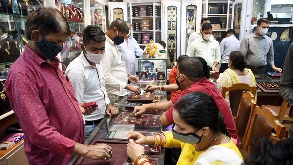 দু'দিন দাম বৃদ্ধির পর স্বস্তি, কিছুটা সস্তা হল সোনা, পতন রুপোরও। (ছবিটি প্রতীকী, সৌজন্য সন্তোষ কুমার/হিন্দুস্তান টাইমস) দু'দিন দাম বৃদ্ধির পর স্বস্তি, কিছুটা সস্তা হল সোনা, পতন রুপোরও। (ছবিটি প্রতীকী, সৌজন্য সন্তোষ কুমার/হিন্দুস্তান টাইমস)