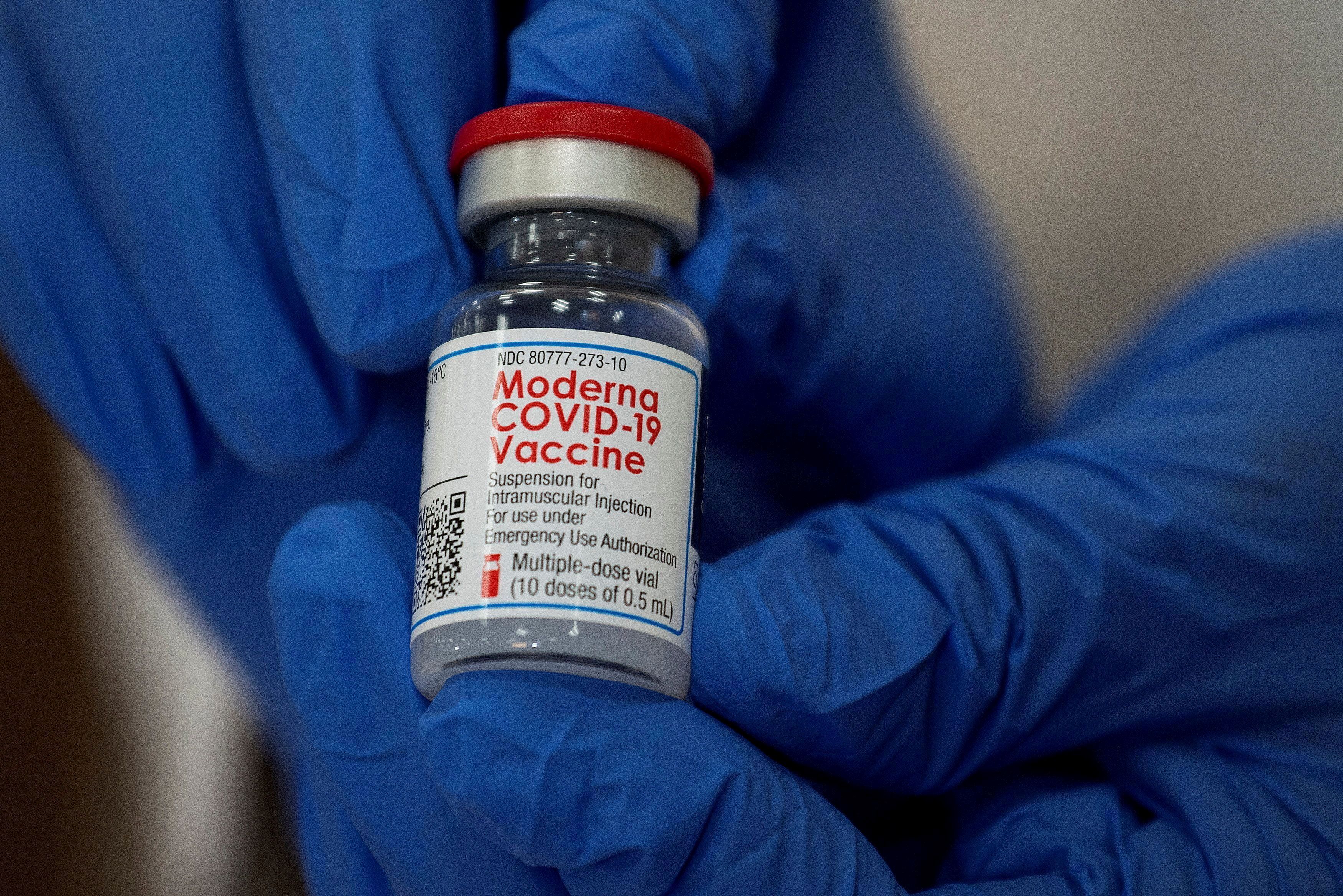 FILE PHOTO: FILE PHOTO: An employee shows the Moderna COVID-19 vaccine at Northwell Health's Long Island Jewish Valley Stream hospital in New York, U.S., December 21, 2020.   REUTERS/Eduardo Munoz/File Photo (REUTERS)