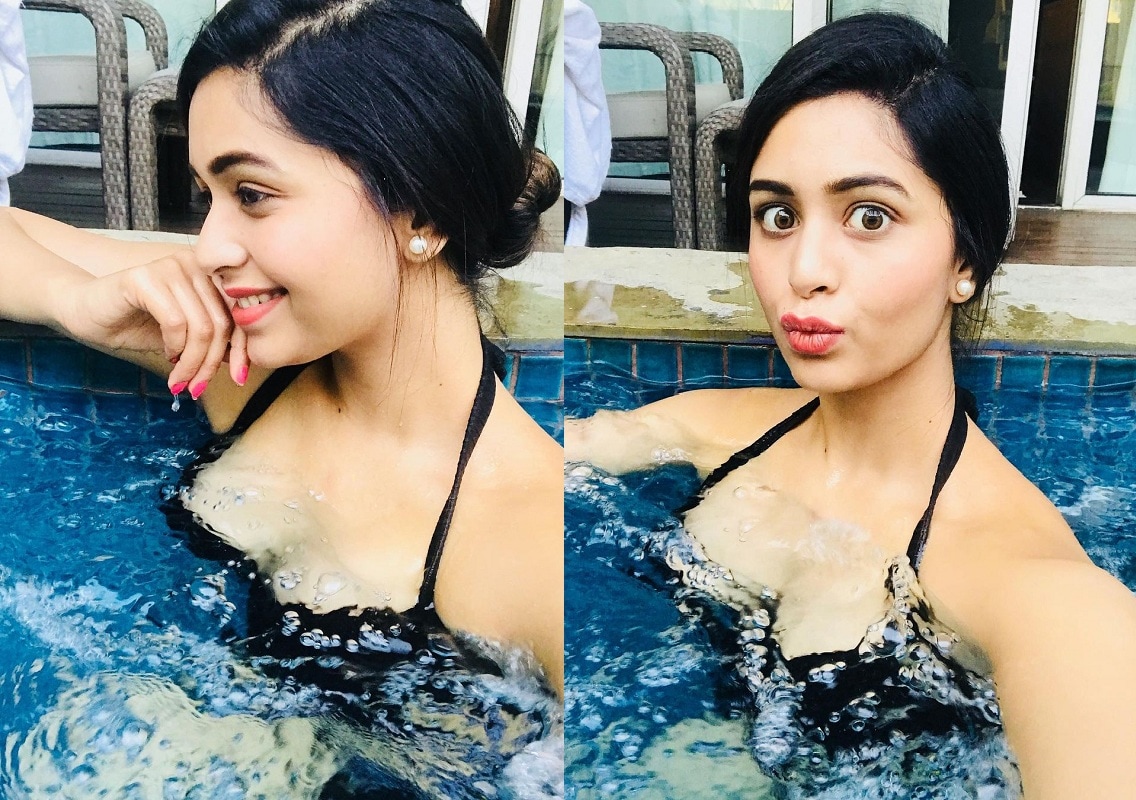 O‘rnidan turib siyayotgan qizlar