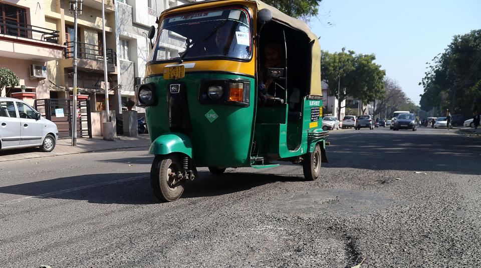 ఆటోరిక్షాలు, ఈ-రిక్షాలు, ఈ-కార్ట్‌లు, క్వాడ్రిసైకిళ్ల విండ్‌స్క్రీన్‌ ఎగువ ఎడమవైపున ఫిట్‌నెస్ సర్టిఫికేట్‌ అమర్చాలని మంత్రిత్వ శాఖ తన ప్రకటనలో తెలిపింది.