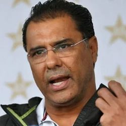 পাকিস্তানের প্রাক্তন ক্রিকেটার ওয়াকার ইউনিস ও রিজওয়ানের নমাজ পড়ার মুহূর্ত