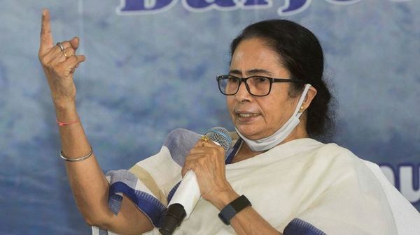 দার্জিলিংয়ে মুখ্যমন্ত্রী মমতা বন্দ্যোপাধ্যায় (ছবি: পিটিআই) (HT_PRINT) দার্জিলিংয়ে মুখ্যমন্ত্রী মমতা বন্দ্যোপাধ্যায় (ছবি: পিটিআই) (HT_PRINT)