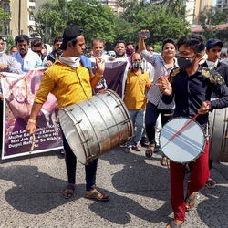 বাজল ঢাকঢোল, পুড়ল বাজি - জেল থেকে মন্নতে ফিরলেন 'প্রিন্স' আরিয়ান: ভিডিয়ো (PTI)