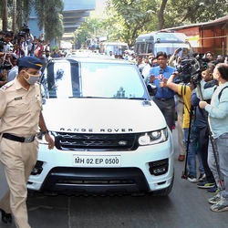 বাড়ি ফিরছেন আরিয়ান খান। (PTI)