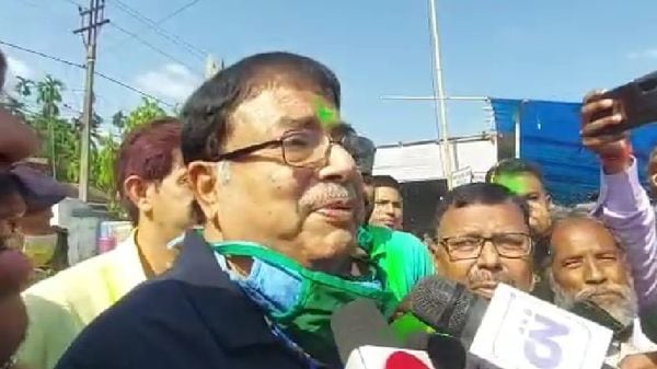 দিনহাটার তৃণমূল কংগ্রেস প্রার্থী উদয়ন গুহ। দিনহাটার তৃণমূল কংগ্রেস প্রার্থী উদয়ন গুহ।