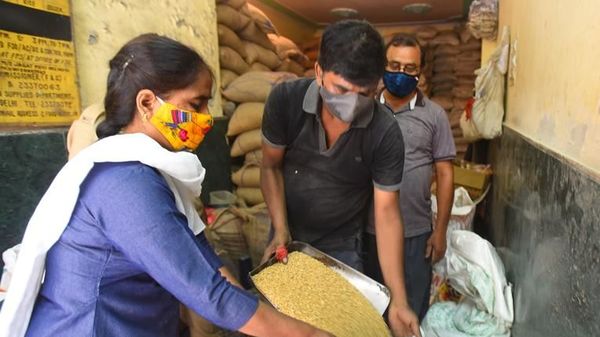 দুয়ারে রেশন প্রকল্প (ছবিটি প্রতীকী, রাজ কে রাজ/হিন্দুস্তান টাইমস) দুয়ারে রেশন প্রকল্প (ছবিটি প্রতীকী, রাজ কে রাজ/হিন্দুস্তান টাইমস)