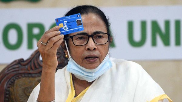 স্বাস্থ্যসাথী কার্ড হাতে মুখ্যমন্ত্রী মমতা বন্দ্যোপাধ্যায়। ফাইল ছবি স্বাস্থ্যসাথী কার্ড হাতে মুখ্যমন্ত্রী মমতা বন্দ্যোপাধ্যায়। ফাইল ছবি