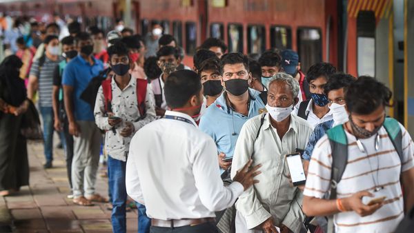 করোনায় মৃত্যু: মঙ্গলবার ২৪ ঘণ্টায় করোনায় (Coronavirus) মৃত্যু হয়েছে ৩১১ জনের। ফাইল ছবি : পিটিআই  (PTI)