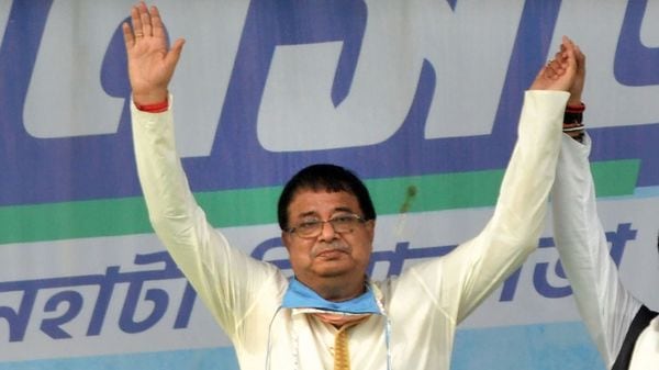 দিনগাটায় রেকর্ড ব্যবধানে জয় উদয়ন গুহর (ফাইল ছবি পিটিআই) (PTI) দিনগাটায় রেকর্ড ব্যবধানে জয় উদয়ন গুহর (ফাইল ছবি পিটিআই) (PTI)