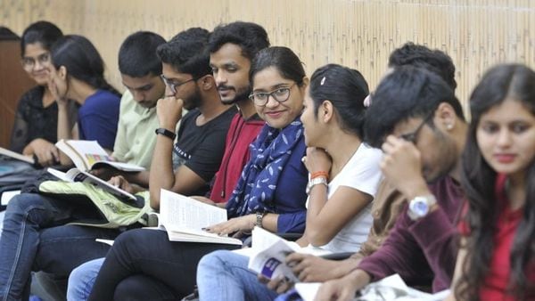 ফের স্নাতকস্তরে ভর্তি প্রক্রিয়া শুরু হবে কলেজে (ছবিটি প্রতীকী, সৌজন্য দীপক গুপ্ত/হিন্দুস্তান টাইমস) ফের স্নাতকস্তরে ভর্তি প্রক্রিয়া শুরু হবে কলেজে (ছবিটি প্রতীকী, সৌজন্য দীপক গুপ্ত/হিন্দুস্তান টাইমস)