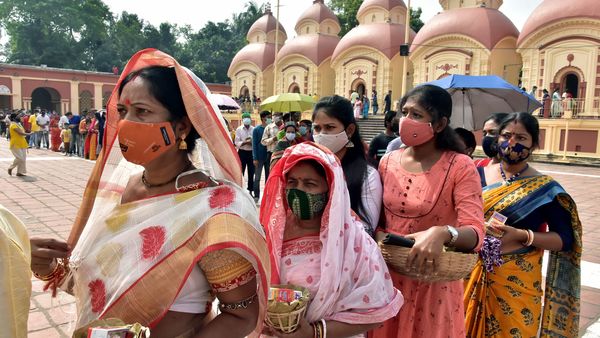 বৃহস্পতিবার দক্ষিণেশ্বর মন্দিরে মাস্ক পরে পুজো দেওয়ার অপেক্ষায় মহিলারা। (Utpal Sarkar) বৃহস্পতিবার দক্ষিণেশ্বর মন্দিরে মাস্ক পরে পুজো দেওয়ার অপেক্ষায় মহিলারা। (Utpal Sarkar)