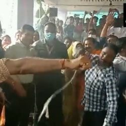 প্রকাশ্যে চাবুক মারা হল মুখ্যমন্ত্রীকে, করলেন না টুঁ শব্দও! প্রকাশ্যে চাবুক মারা হল মুখ্যমন্ত্রীকে, করলেন না টুঁ শব্দও!