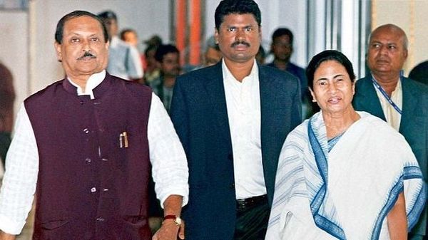 সুব্রত মুখোপাধ্যায় এবং মমতা বন্দ্যোপাধ্যায়। (ফাইল ছবি, সৌজন্য পিটিআই/ফেসবুক) সুব্রত মুখোপাধ্যায় এবং মমতা বন্দ্যোপাধ্যায়। (ফাইল ছবি, সৌজন্য পিটিআই/ফেসবুক)