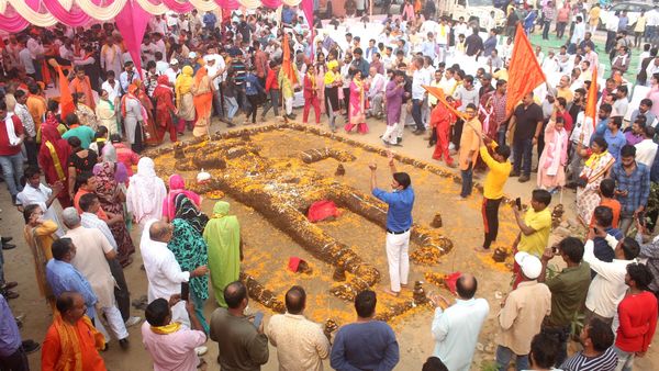 নমাজের স্থানে গোবর্ধন পুজো (ছবি সৌজন্যে এএনআই) (Yogendra Kumar) নমাজের স্থানে গোবর্ধন পুজো (ছবি সৌজন্যে এএনআই) (Yogendra Kumar)