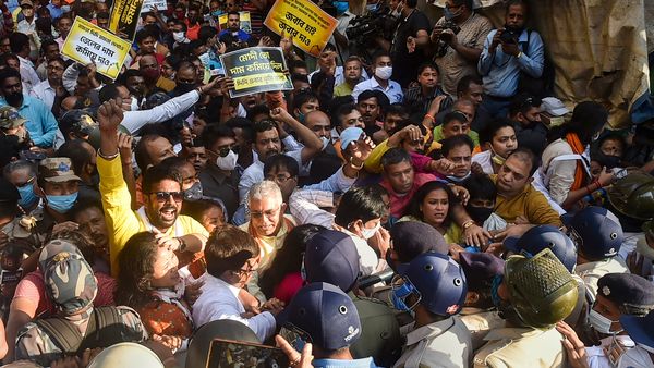 বিজেপির মিছিল আটকে দিল পুলিশ (PTI) বিজেপির মিছিল আটকে দিল পুলিশ (PTI)