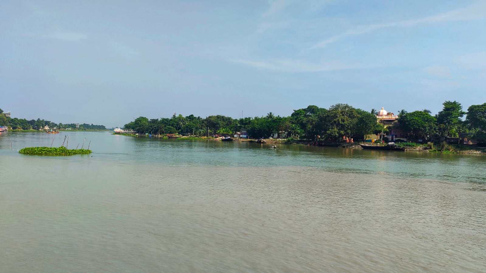 জলঙ্গি এসে মিশেছে গঙ্গার সাথে। জলঙ্গি এসে মিশেছে গঙ্গার সাথে।
