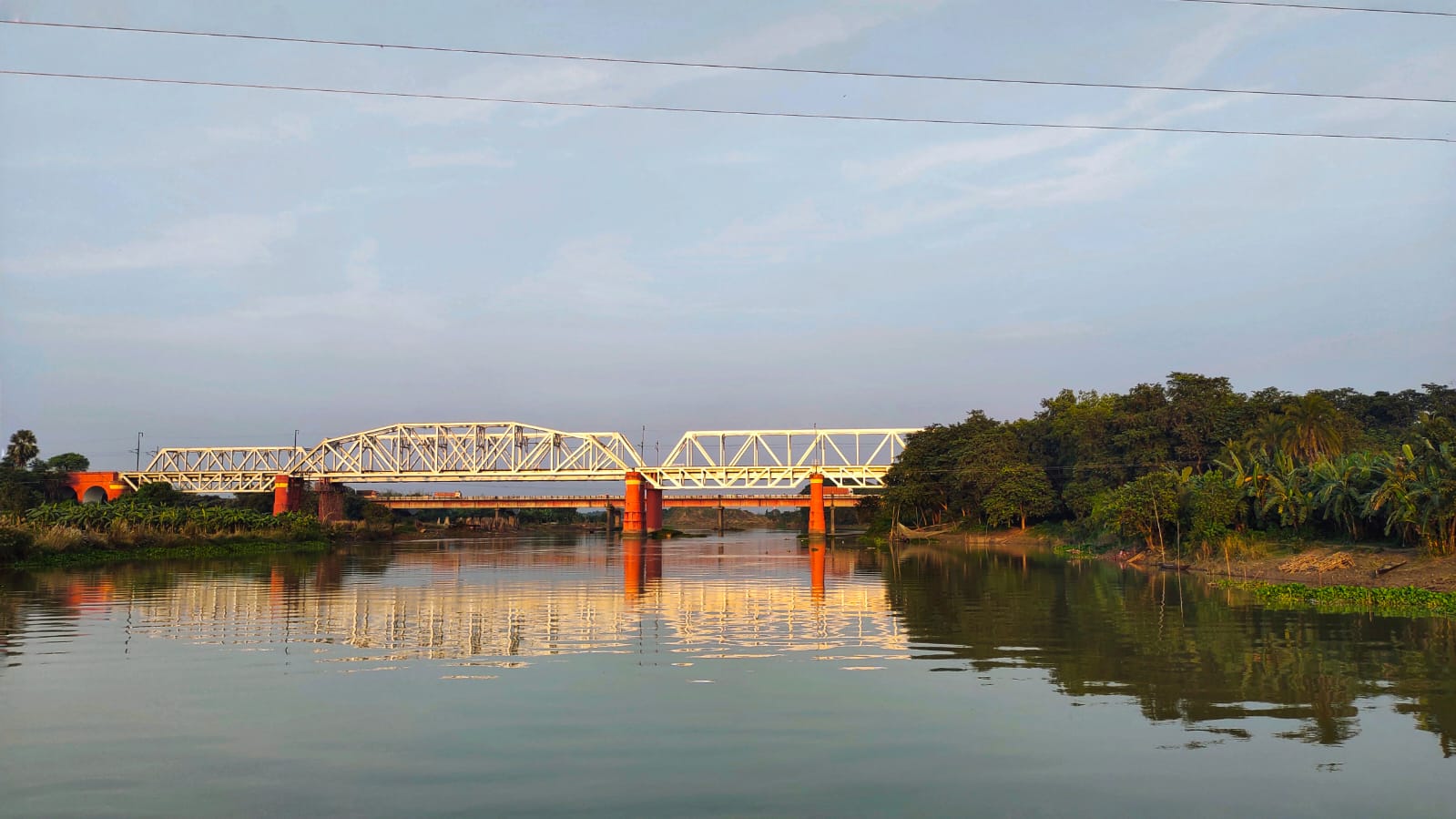 জলঙ্গির বুকে ভেসে বেড়াতে বেড়াতে আপনার মন কোনও এক কল্পলোকে পৌঁছে যাবে। জলঙ্গির বুকে ভেসে বেড়াতে বেড়াতে আপনার মন কোনও এক কল্পলোকে পৌঁছে যাবে।