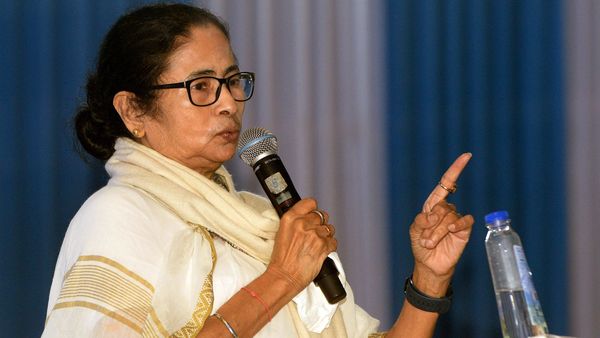 শিলিগুড়িতে মমতা বন্দ্যোপাধ্যায়। (ছবি: এএনআই) (Ashok Majumder) শিলিগুড়িতে মমতা বন্দ্যোপাধ্যায়। (ছবি: এএনআই) (Ashok Majumder)