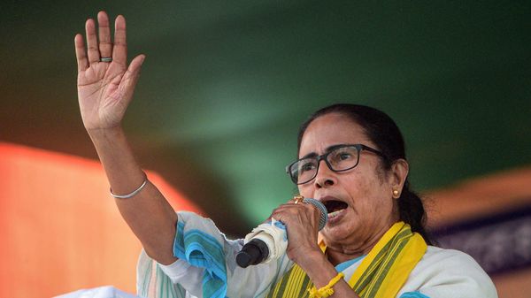 মমতা বন্দ্যোপাধ্যায় (PTI) মমতা বন্দ্যোপাধ্যায় (PTI)