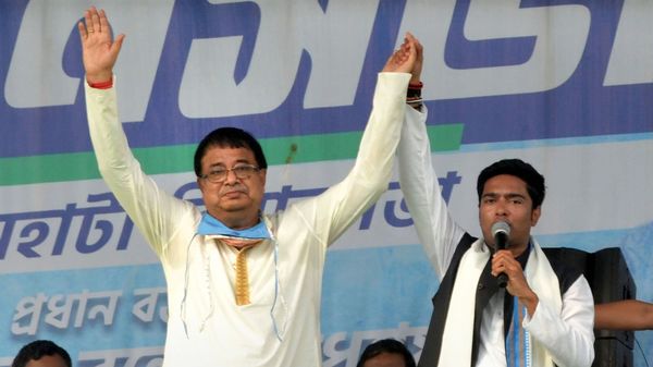 দিনহাটায় অভিষেক বন্দ্যোপাধ্যায়ের সঙ্গে উদয়ন গুহ (ফাইল ছবি পিটিআই) (PTI) দিনহাটায় অভিষেক বন্দ্যোপাধ্যায়ের সঙ্গে উদয়ন গুহ (ফাইল ছবি পিটিআই) (PTI)