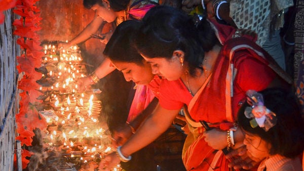 দানিশ হলেন দীনেশ, জারিনা হলেন মিথলেশ, ১৮ বছর পর হিন্দু ধর্মে ফিরলেন ১৫ জন। (ছবিটি প্রতীকী, সৌজন্য পিটিআই) (PTI) দানিশ হলেন দীনেশ, জারিনা হলেন মিথলেশ, ১৮ বছর পর হিন্দু ধর্মে ফিরলেন ১৫ জন। (ছবিটি প্রতীকী, সৌজন্য পিটিআই) (PTI)