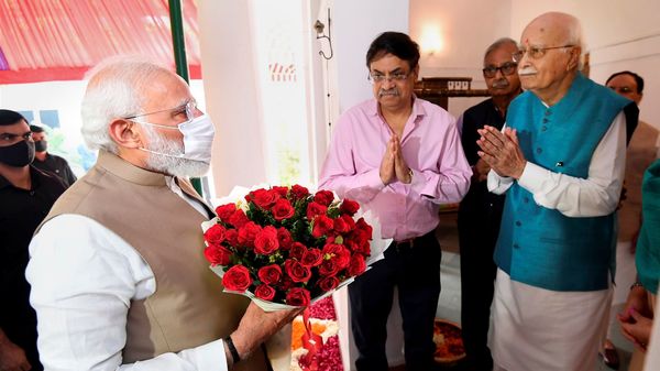 গতকাল লালকৃষ্ণ আডবানিকে জন্মদিনের শুভেচ্ছা জানাচ্ছেন প্রধানমন্ত্রী নরেন্দ্র মোদী। ছবি : পিটিআই (PTI) গতকাল লালকৃষ্ণ আডবানিকে জন্মদিনের শুভেচ্ছা জানাচ্ছেন প্রধানমন্ত্রী নরেন্দ্র মোদী। ছবি : পিটিআই (PTI)