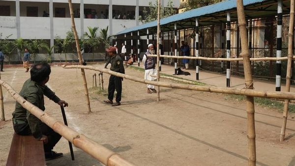 'একটু ঝগড়া হয়েই থাকে', ভোটের হিংসায় ৩৭ জনের মৃত্যুতে বললেন স্বরাষ্ট্রমন্ত্রী। (ছবি সৌজন্য সাজ্জাদ হোসেন/ডয়চে ভেলে) 'একটু ঝগড়া হয়েই থাকে', ভোটের হিংসায় ৩৭ জনের মৃত্যুতে বললেন স্বরাষ্ট্রমন্ত্রী। (ছবি সৌজন্য সাজ্জাদ হোসেন/ডয়চে ভেলে)