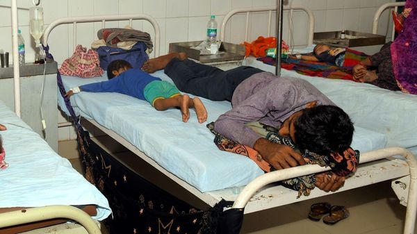 '৫০০ টাকা বকশিস চাই', না দেওয়ায় অক্সিজেন মাস্ক 'খুলে নিল' ওয়ার্ড বয়,গ্রেফতার। (ছবিটি প্রতীকী, সৌজন্য পিটিআই) '৫০০ টাকা বকশিস চাই', না দেওয়ায় অক্সিজেন মাস্ক 'খুলে নিল' ওয়ার্ড বয়,গ্রেফতার। (ছবিটি প্রতীকী, সৌজন্য পিটিআই)