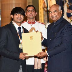 মুখে শিশুসুলভ হাসি, দেশের সর্বোচ্চ ক্রীড়া পুরস্কার পেলেন অলিম্পিক্সে সোনাজয়ী নীরজ চোপড়া (PTI)