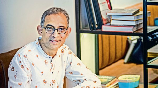 অভিজিৎ বিনায়ক বন্দ্যোপাধ্যায় এবার অন্য ভূমিকায় (MINT_PRINT) অভিজিৎ বিনায়ক বন্দ্যোপাধ্যায় এবার অন্য ভূমিকায় (MINT_PRINT)