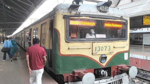 বৃহস্পতিবার থেকে বন্ধ লোকাল ট্রেন চলাচল, সরকারি পরিবহন-মেট্রোয় ৫০% যাত্রী বৃহস্পতিবার থেকে বন্ধ লোকাল ট্রেন চলাচল, সরকারি পরিবহন-মেট্রোয় ৫০% যাত্রী