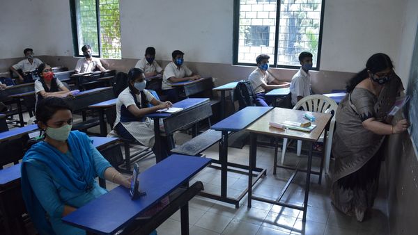 এসএসসির মাধ্যমে রাজ্য কবে থেকে আবার শিক্ষক নিয়োগ শুরু করবে, তা নিয়ে বিধানসভায় প্রশ্ন করেন পাথরপ্রতিমার তৃণমূল কংগ্রেস বিধায়ক সমীর জানা। (ছবিটি প্রতীকী, সৌজন্য হিন্দুস্তান টাইমস) এসএসসির মাধ্যমে রাজ্য কবে থেকে আবার শিক্ষক নিয়োগ শুরু করবে, তা নিয়ে বিধানসভায় প্রশ্ন করেন পাথরপ্রতিমার তৃণমূল কংগ্রেস বিধায়ক সমীর জানা। (ছবিটি প্রতীকী, সৌজন্য হিন্দুস্তান টাইমস)