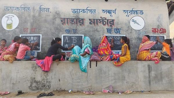 স্কুল খুলে গেলেও বন্ধ হবে না ‘রাস্তার স্কুল’৷ (ছবি সৌজন্য, পায়েল সামন্ত/ডয়চে ভেলে) স্কুল খুলে গেলেও বন্ধ হবে না ‘রাস্তার স্কুল’৷ (ছবি সৌজন্য, পায়েল সামন্ত/ডয়চে ভেলে)