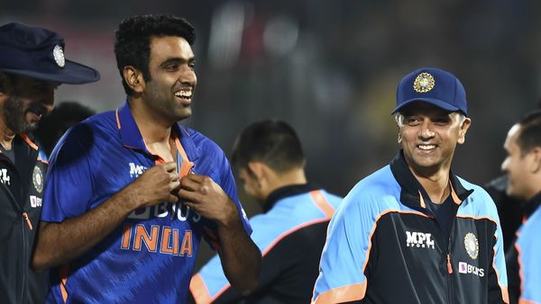 রবিচন্দ্রন অশ্বিন ও রাহুল দ্রাবিড়। ছবি- পিটিআই। (PTI) রবিচন্দ্রন অশ্বিন ও রাহুল দ্রাবিড়। ছবি- পিটিআই। (PTI)