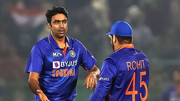 কিউয়িদের বিরুদ্ধে উইকেট নিয়ে রোহিতের সঙ্গে অশ্বিনের সেলিব্রেশন। ছবি-এএনআই। (ANI) কিউয়িদের বিরুদ্ধে উইকেট নিয়ে রোহিতের সঙ্গে অশ্বিনের সেলিব্রেশন। ছবি-এএনআই। (ANI)