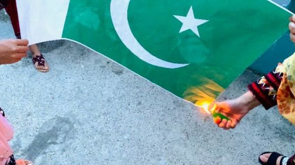 অতীতে বিভিন্ন ইস্যুতে পাক পতাকা পুড়িয়ে প্রতিবাদ জানিয়েছে অন্যান্য সংগঠনও (প্রতীকী ছবি, টুইটার) অতীতে বিভিন্ন ইস্যুতে পাক পতাকা পুড়িয়ে প্রতিবাদ জানিয়েছে অন্যান্য সংগঠনও (প্রতীকী ছবি, টুইটার)
