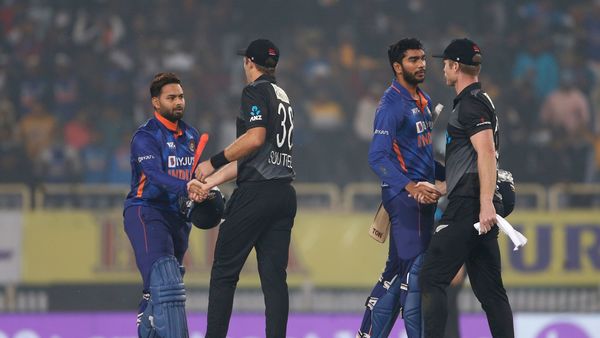 ম্যাচ শেষে অপরাজিত ভারতীয় ব্যাটারদের সঙ্গে শুভেচ্ছা বিনিময় সাউদিদের। ছবি- এএনআই (ANI) ম্যাচ শেষে অপরাজিত ভারতীয় ব্যাটারদের সঙ্গে শুভেচ্ছা বিনিময় সাউদিদের। ছবি- এএনআই (ANI)