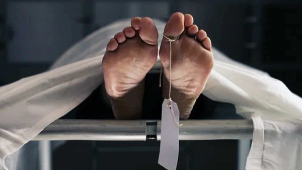 বাবা-মায়ের বকুনিতে আত্মঘাতী ছাত্রী। ছবিটি প্রতীকী বাবা-মায়ের বকুনিতে আত্মঘাতী ছাত্রী। ছবিটি প্রতীকী
