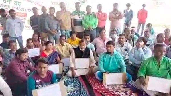 কুমেদপুর স্টেশন এক্সপ্রস ট্রেনের স্টপেজের দাবিতে অবস্থান কুমেদপুর স্টেশন এক্সপ্রস ট্রেনের স্টপেজের দাবিতে অবস্থান