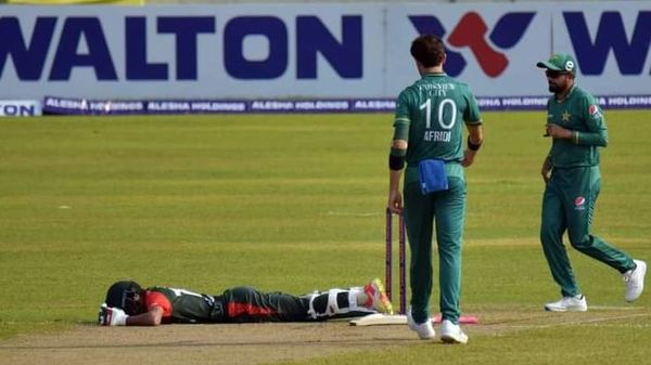 শাহিনের ছোড়া বলের আঘাতে মাটিতে লুটিয়ে পড়েন আফিফ। ছবি- টুইটার। শাহিনের ছোড়া বলের আঘাতে মাটিতে লুটিয়ে পড়েন আফিফ। ছবি- টুইটার।