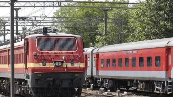 বন্যা পরিস্থিতির কারণে বাতিল থাকছে বহু দূর পাল্লার ট্রেন। ফাইল ছবি : হিন্দুস্তান টাইমস (HT_PRINT) বন্যা পরিস্থিতির কারণে বাতিল থাকছে বহু দূর পাল্লার ট্রেন। ফাইল ছবি : হিন্দুস্তান টাইমস (HT_PRINT)