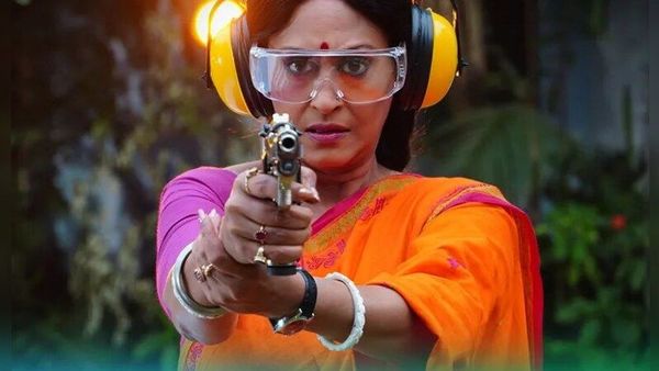 বন্দুক চালানো শিখছে শ্রীময়ী। বন্দুক চালানো শিখছে শ্রীময়ী।