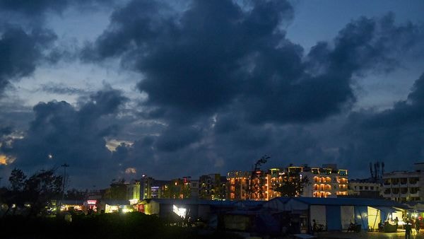 ফের দক্ষিণবঙ্গে বৃষ্টির ভ্রূকুটি (প্রতীকী ছবি: পিটিআই) (PTI) ফের দক্ষিণবঙ্গে বৃষ্টির ভ্রূকুটি (প্রতীকী ছবি: পিটিআই) (PTI)