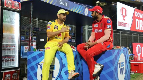 আইপিএল চলাকালীন শাহরুখ খানের সঙ্গে আলোচনায় ধোনি। ছবি- টুইটার। আইপিএল চলাকালীন শাহরুখ খানের সঙ্গে আলোচনায় ধোনি। ছবি- টুইটার।
