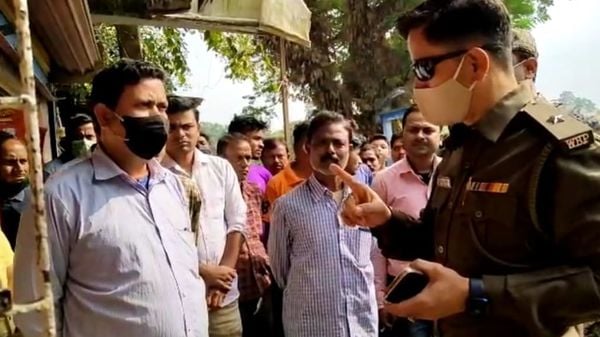 ব্যাঙ্কে ডাকাতির অভিযোগে তদন্তে পুলিশ ব্যাঙ্কে ডাকাতির অভিযোগে তদন্তে পুলিশ